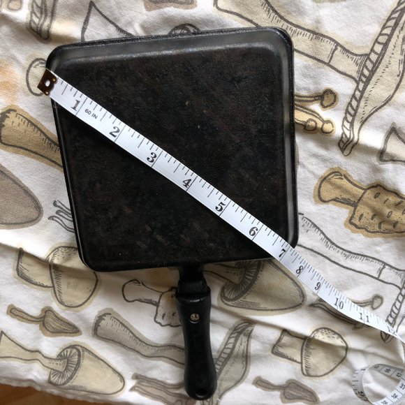 *Sold* Cast Iron Sandwich Press - Picture 4 of 8